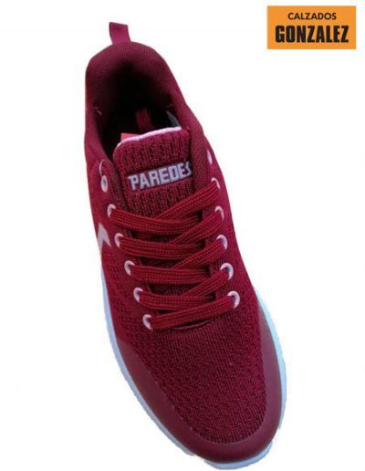 deportivos rojos mujer paredes cordones